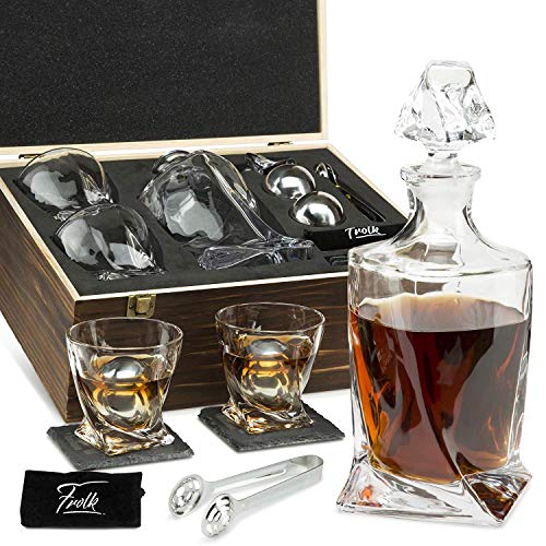 Whiskey Stones Geschenkset für Männer & Frauen - Whiskey Dekanter, 2 gedrehte Whiskey Gläser, 2 XL Edelstahl Whiskey Bälle, 2 Untersetzer, Spezialzange & Gefrierbeutel in Pinwood Box